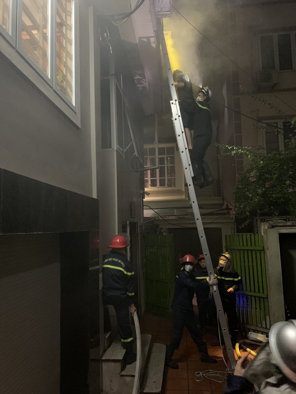 Cháy căn bếp, 4 người trong gia đình được giải cứu lúc rạng sáng ảnh 3
