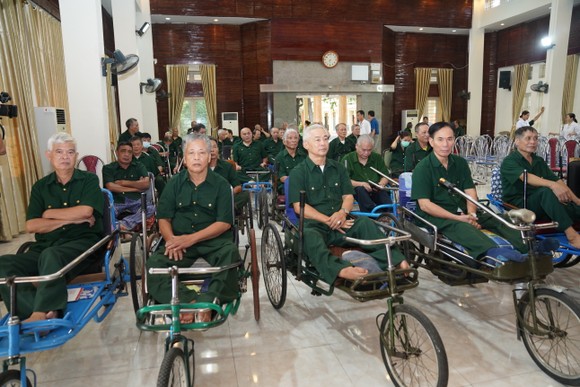 Đoàn công tác Thành ủy TPHCM tri ân người có công tại Phú Thọ và Bắc Ninh ảnh 10