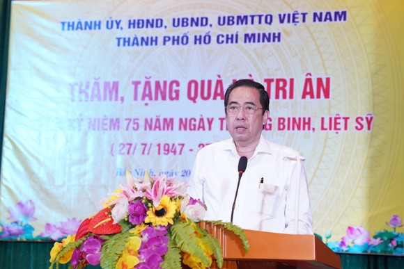 Đoàn công tác Thành ủy TPHCM tri ân người có công tại Phú Thọ và Bắc Ninh ảnh 3