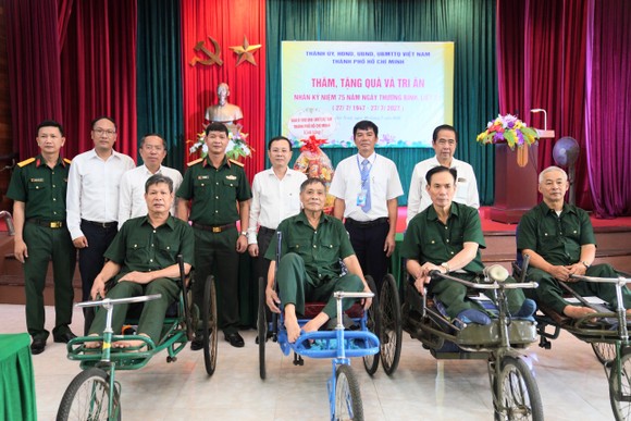 Đoàn công tác Thành ủy TPHCM tri ân người có công tại Phú Thọ và Bắc Ninh ảnh 1