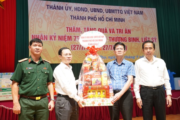 Đoàn công tác Thành ủy TPHCM tri ân người có công tại Phú Thọ và Bắc Ninh ảnh 6