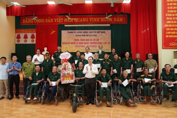 Đoàn công tác Thành ủy TPHCM tri ân người có công tại Phú Thọ và Bắc Ninh ảnh 7