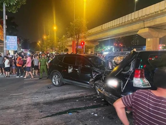 Xe SantaFe tông liên hoàn nhiều xe máy, ô tô khiến 1 người tử vong tại chỗ ảnh 1