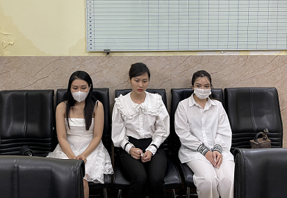 Đối tượng Nguyễn Thị Hương Giang (ngồi giữa) và các đối tượng bán dâm