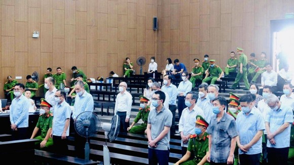 Nhiều cựu cán bộ Tỉnh ủy, UBND tỉnh Bình Dương bị phạt tù ảnh 1