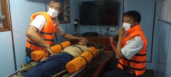 Một ngư dân được tàu Hải quân đưa vào đảo Phú Quý cấp cứu ảnh 1