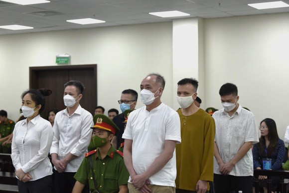 Phạt 2 cựu cán bộ Bộ Công an tổng cộng 15 năm tù ảnh 1