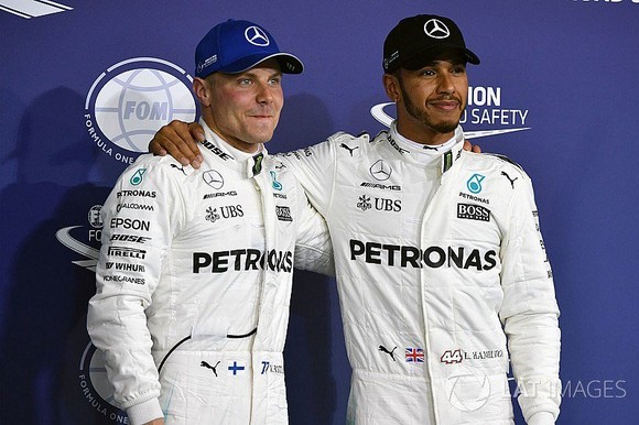 Valtteri Bottas (trái) sẵn sàng thách thức cả người đồng đội Lewis Hamilton