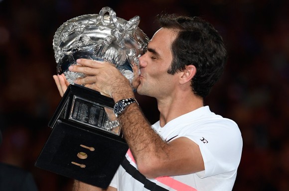 Roger Federer sung sướng hôn chiếc cúp vô địch Australian Open 2018