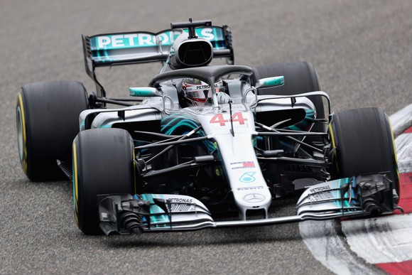 Xe của Lewis Hamilton trên đường đua tập tại Shanghai International Circuit