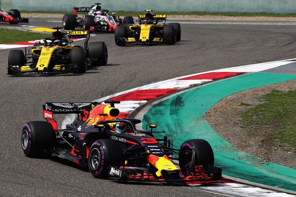 Đua xe F1: Ricciardo lên ngôi ở Shanghai, Verstappen lại sắm vai “Mad Max” ảnh 1