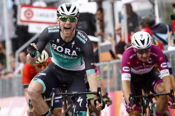 Giro d’Italia 2018: Bennett thắng chặng cuối, Froome “thống trị” cả 3 Grand Tour ảnh 1
