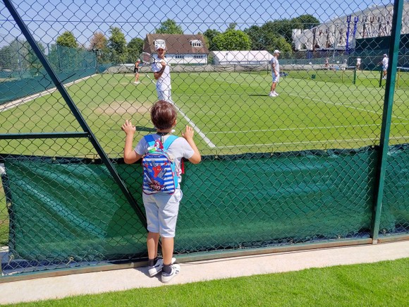 Khoảnh khắc cuối tuần: Federer chơi đùa với 2 con trai sinh đôi, Wozniacki lên ngôi ở Eastbourne ảnh 14