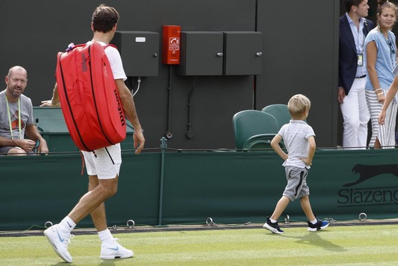 Khoảnh khắc cuối tuần: Federer chơi đùa với 2 con trai sinh đôi, Wozniacki lên ngôi ở Eastbourne ảnh 3