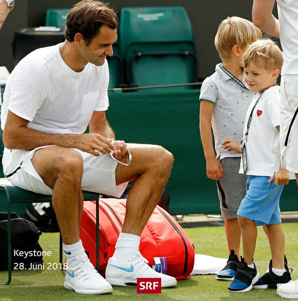 Khoảnh khắc cuối tuần: Federer chơi đùa với 2 con trai sinh đôi, Wozniacki lên ngôi ở Eastbourne ảnh 2