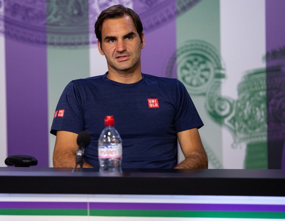 Roger Federer trong buổi họp báo sau trận đấu
