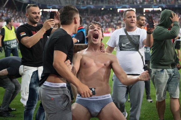 BÊN LỀ: Thắng play-off Champions League, cầu thủ bị CĐV… lột sạch quần áo ảnh 1