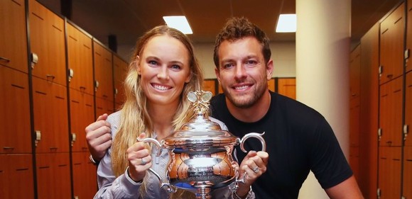 Caroline Wozniacki và David Lee với chiếc cúp vô địch Australian Open 2018
