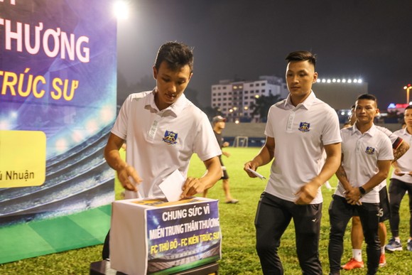 FC Thủ Đô - FC Kiến trúc sư: Trận cầu thiện nguyện nghĩa tình hướng về miền Trung thương yêu ảnh 4