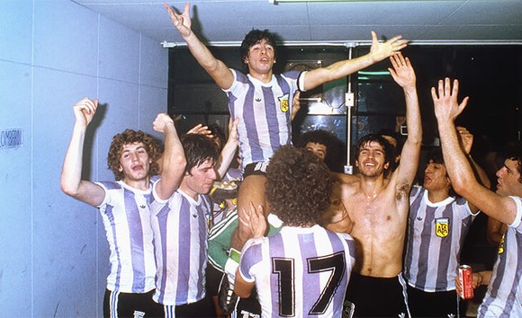 Huyền thoại bóng đá Diego Maradona: Những khoảnh khắc đáng nhớ trong sự nghiệp đầy rẫy sắc màu ảnh 2