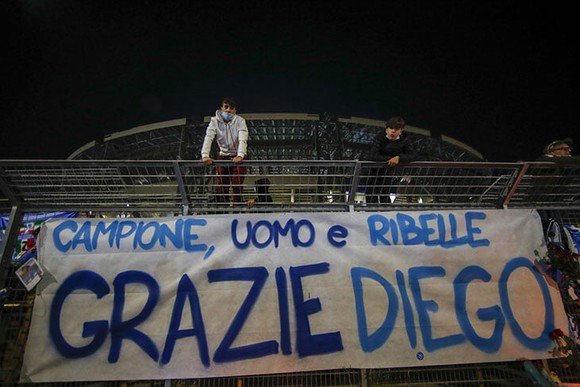 Thành Naples và CLB Napoli tiễn đưa Diego Maradona bằng sự kiện tưởng niệm đầy xúc động ảnh 16