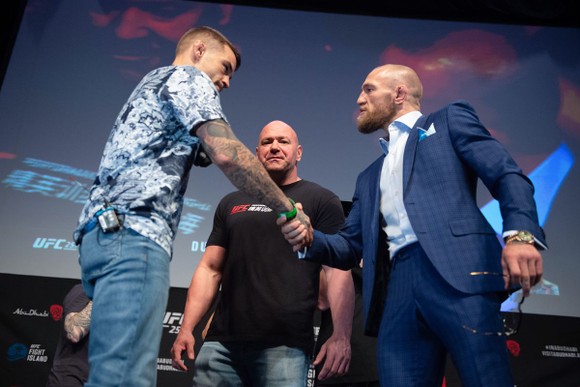 McGregor (vét xanh) bắt tay Poirier trước sự kiện UFC 257, được dự báo sẽ mang lại lợi nhuận khổng lồ