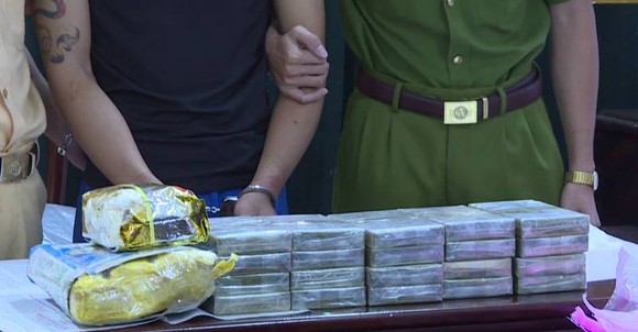 Triệt phá đường dây vận chuyển 20 bánh heroin từ Lào về Nghệ An ảnh 1