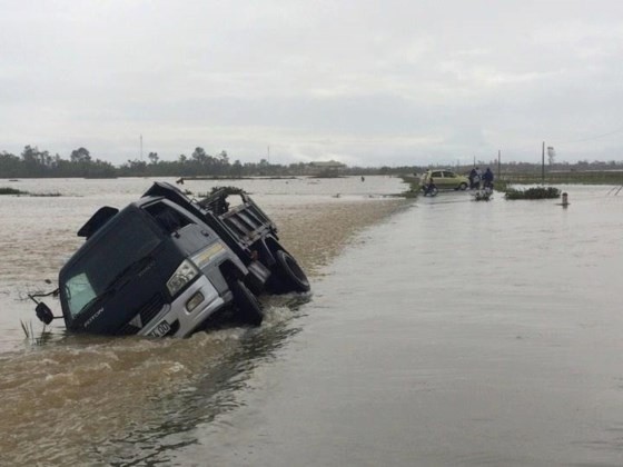 Chiếc xe ô tô tải bị nước cuốn ở tỉnh Hà Tĩnh. Ảnh: DƯƠNG QUANG