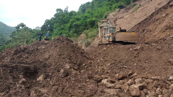 Thông tuyến đường lên Mường Lát (Thanh Hóa) sau nhiều ngày chia cắt ảnh 1