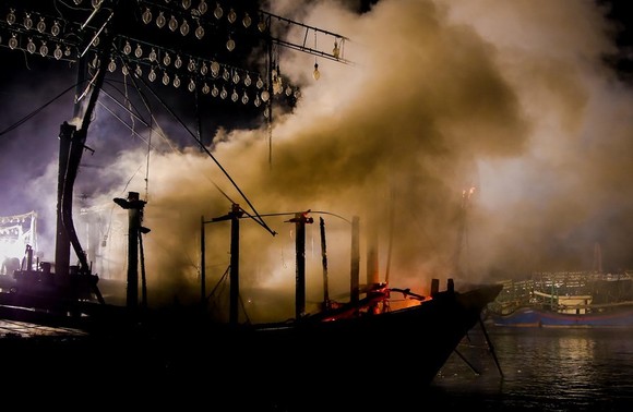 Tàu cá bốc cháy dữ dội trong đêm ảnh 1