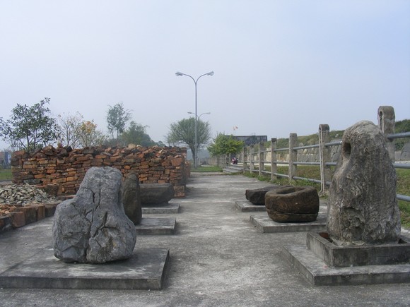 Phát lộ nhiều hiện vật và hào thành tại Di sản văn hóa thế giới Thành Nhà Hồ ảnh 1