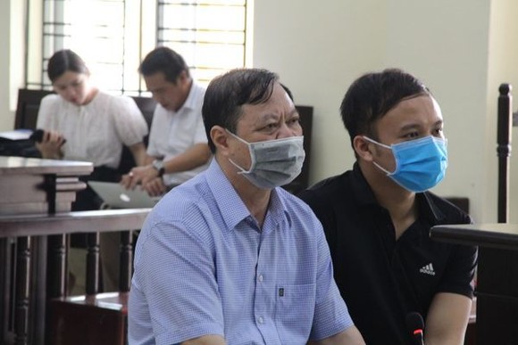 Bị cáo Nguyễn Chí Phương (ảnh trái) tại tòa. Ảnh: X.Nh.