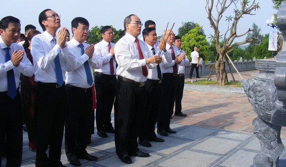 Đồng chí Bí thư Thành ủy TPHCM và đoàn công tác dâng hương tại Đền Chung Sơn