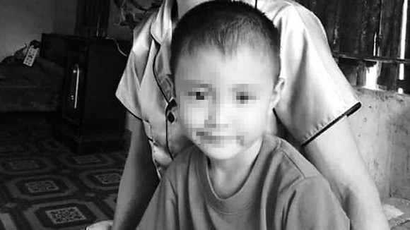 Phát hiện bé trai 5 tuổi tử vong trong ngôi nhà hoang sau 3 ngày mất tích  ảnh 1