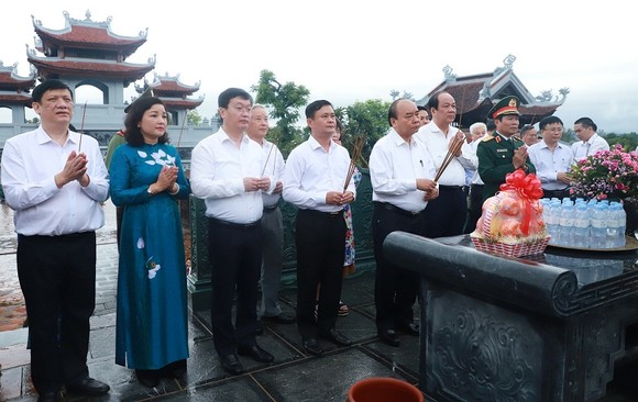 Thủ tướng Nguyễn Xuân Phúc thăm và làm việc tại Quân khu 4, tỉnh Nghệ An ảnh 2