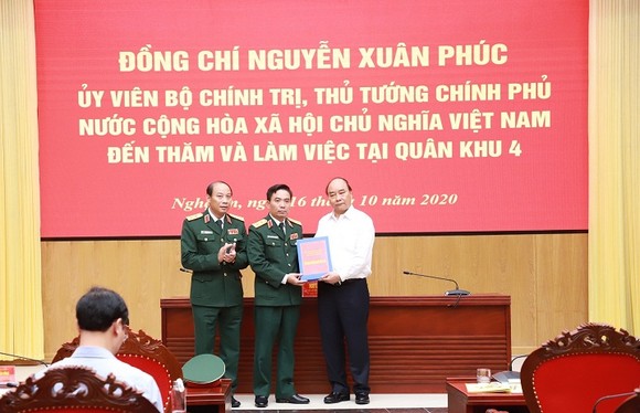 Thủ tướng Nguyễn Xuân Phúc thăm và làm việc tại Quân khu 4, tỉnh Nghệ An ảnh 1