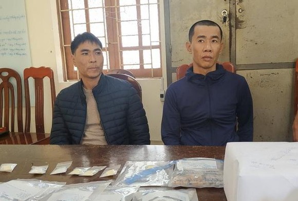 Bắt 2 đối tượng vận chuyển hơn 10.000 viên ma túy từ châu Âu về Việt Nam ảnh 1