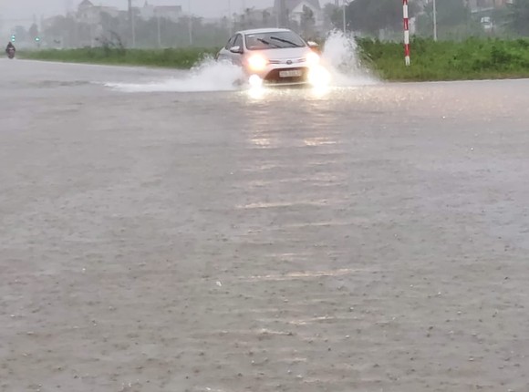 Nghệ An: Ngập lụt, nguy cơ sạt lở nhiều nơi, di dời dân khẩn cấp ảnh 1