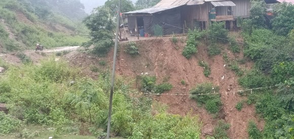 Nghệ An: Ngập lụt, nguy cơ sạt lở nhiều nơi, di dời dân khẩn cấp ảnh 6