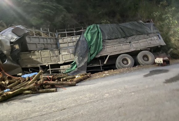 Xe tải tông vào taluy ở Thanh Hoá, 7 người thiệt mạng ảnh 1