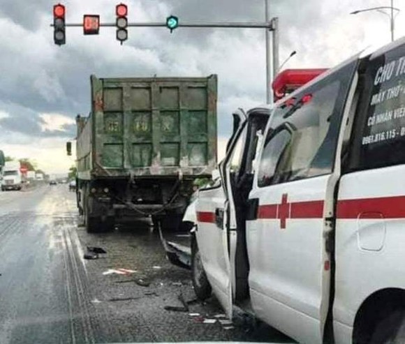 Xe cứu thương tông đuôi xe tải, 4 người bị thương ảnh 1