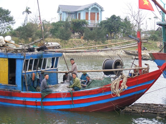 Thanh Hóa hỗ trợ máy dò cá giúp ngư dân vươn khơi ảnh 1