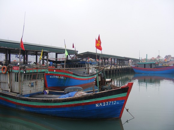 Vào bờ tránh bão, 2 ngư dân Nghệ An rơi xuống biển mất tích ảnh 1