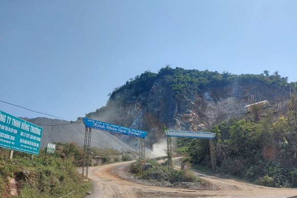 Nghệ An: Nổ mìn khai thác đá khiến 2 người bị thương, 23 nhà hư hỏng ảnh 1