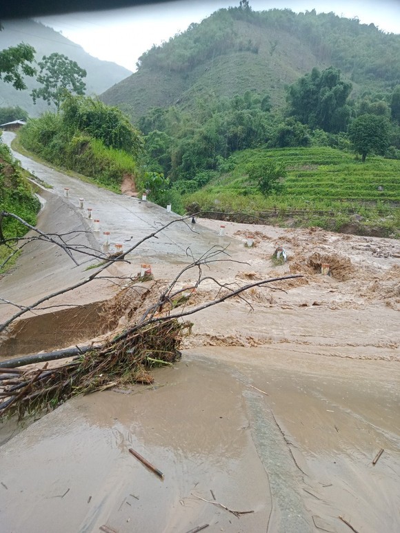 Thanh Hóa: Sơ tán dân khẩn cấp vì mưa lớn gây sạt lở, lũ quét ảnh 5