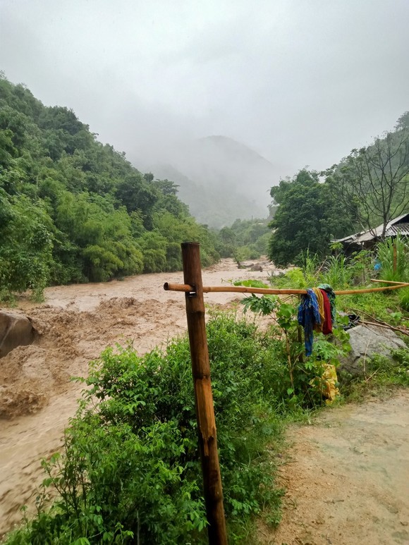 Thanh Hóa: Sơ tán dân khẩn cấp vì mưa lớn gây sạt lở, lũ quét ảnh 1