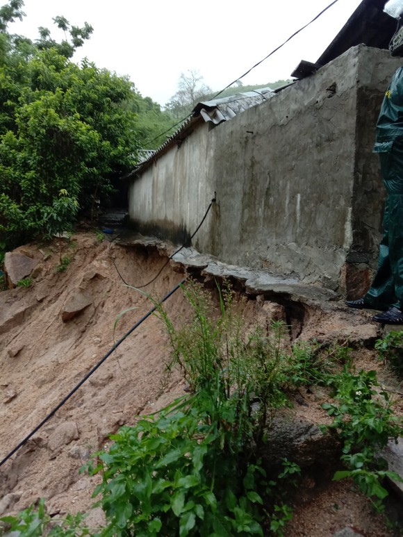 Thanh Hóa: Sơ tán dân khẩn cấp vì mưa lớn gây sạt lở, lũ quét ảnh 3