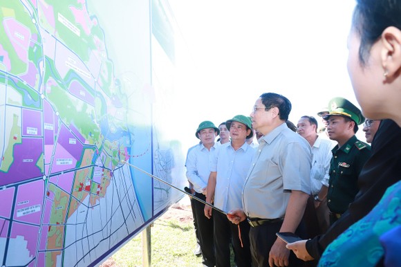 Thủ tướng Phạm Minh Chính kiểm tra nhiều công trình trọng điểm tại Nghệ An ảnh 2