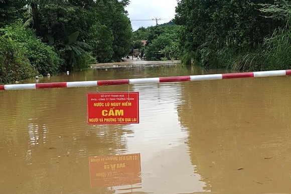 Mưa lớn tại Thanh Hóa, Nghệ An gây ngập úng nhiều nơi, một cháu bé bị nước cuốn mất tích ảnh 2