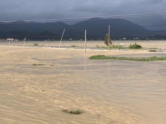 Nghệ An: Mưa lớn gây ngập lụt, sạt lở nhiều nơi ảnh 10